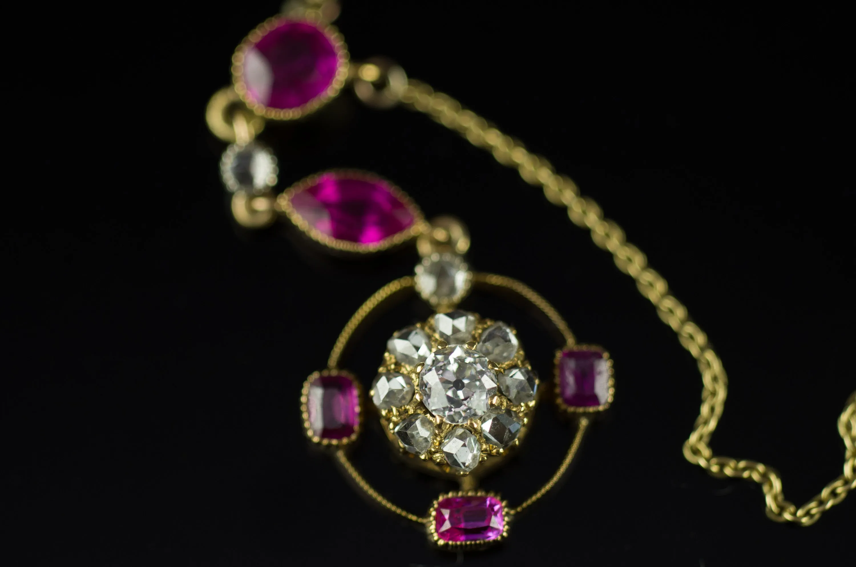 ANTIQUE RUBY AND DIAMOND NECKLACE IN YELLOW GOLD