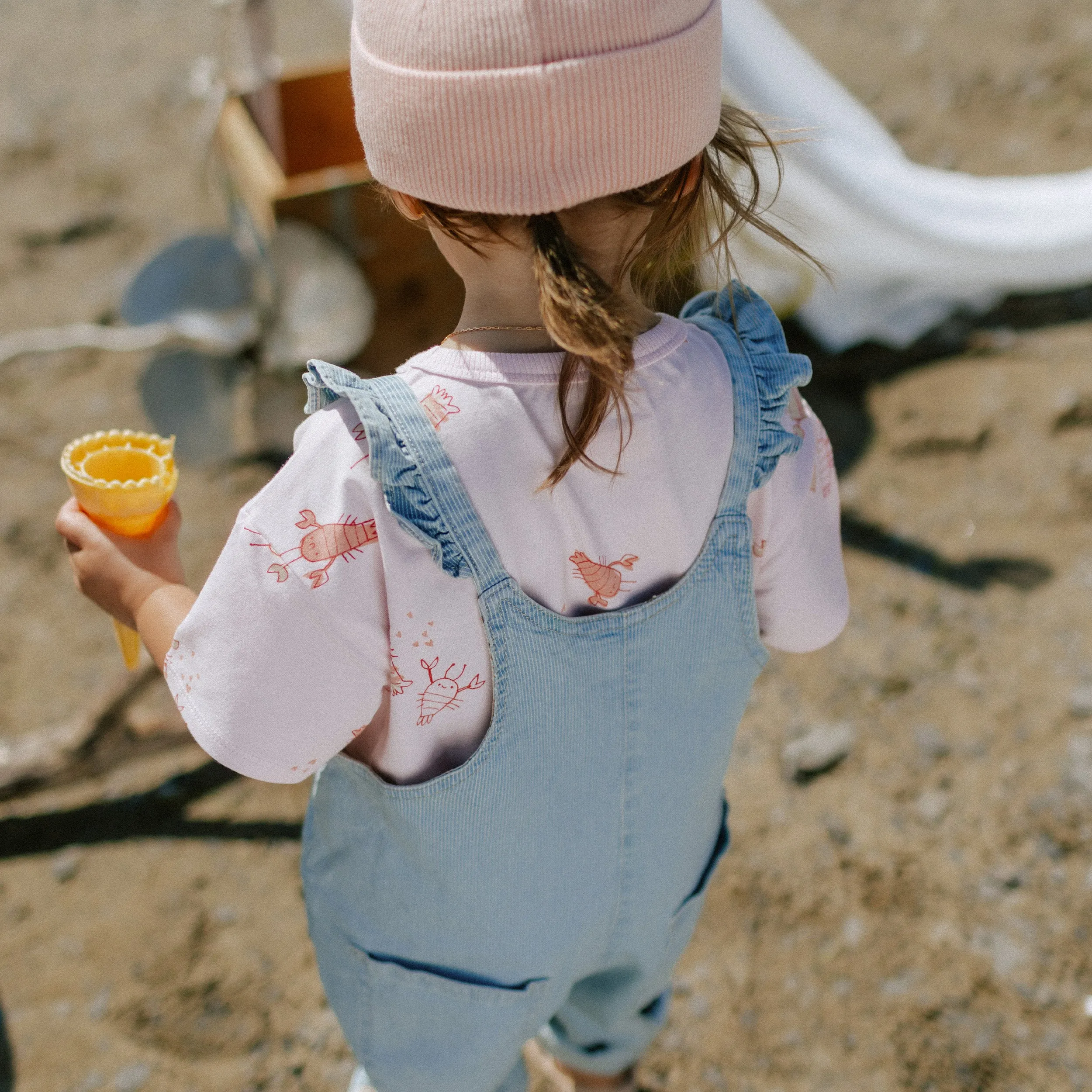 Salopette ample à volants et jambe droite en denim rayé pâle, bébé || Loose fit overalls with ruffles and straight leg in denim railroad, baby 