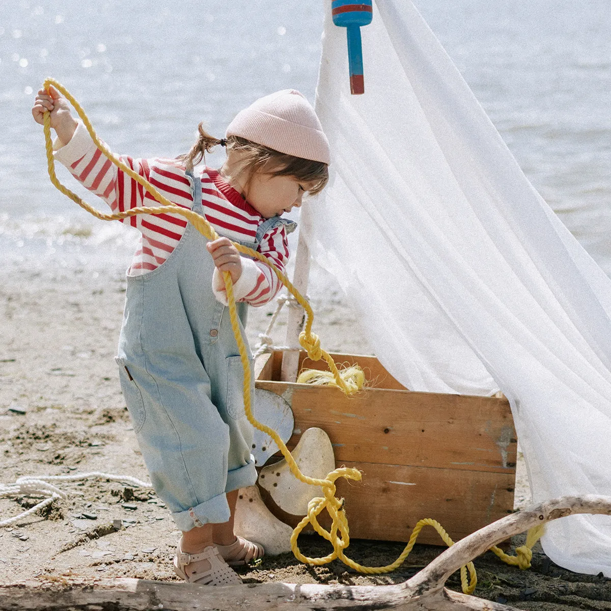 Salopette ample à volants et jambe droite en denim rayé pâle, bébé || Loose fit overalls with ruffles and straight leg in denim railroad, baby 