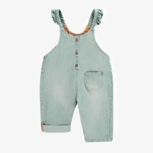 Salopette ample à volants et jambe droite en denim rayé pâle, bébé || Loose fit overalls with ruffles and straight leg in denim railroad, baby 