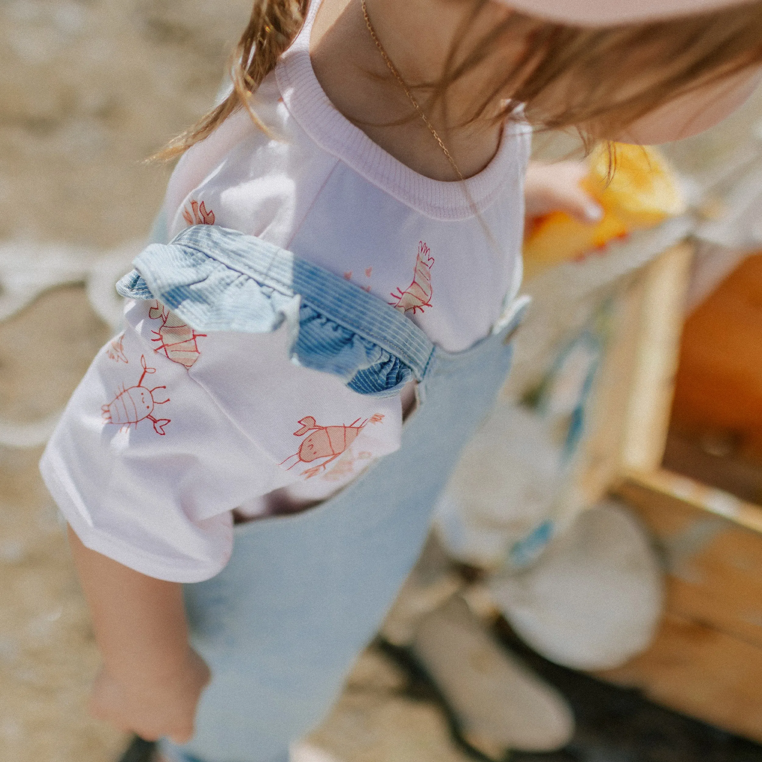 Salopette ample à volants et jambe droite en denim rayé pâle, bébé || Loose fit overalls with ruffles and straight leg in denim railroad, baby 