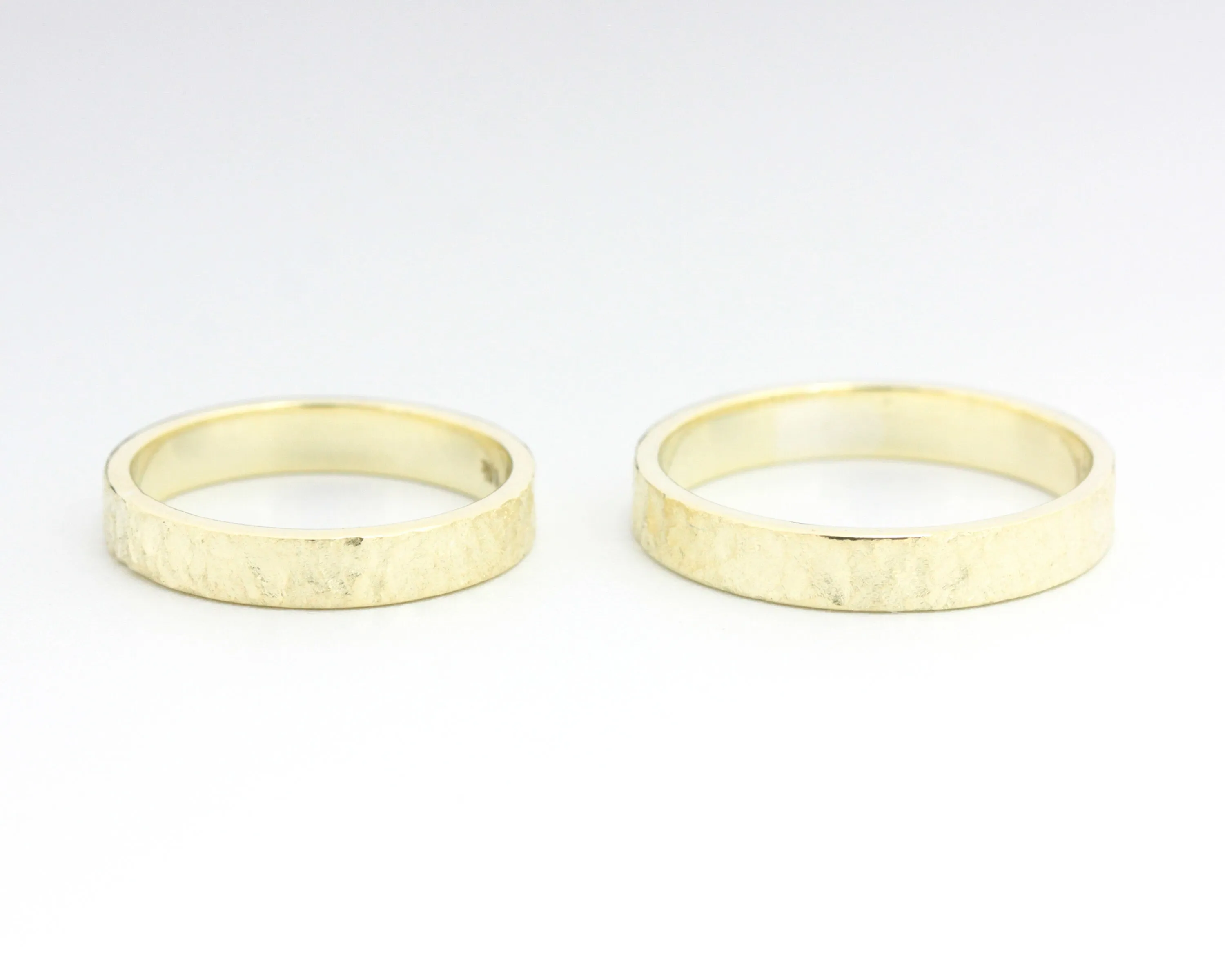 Set of his and her wedding bands ring in 18k gold in wood design texture